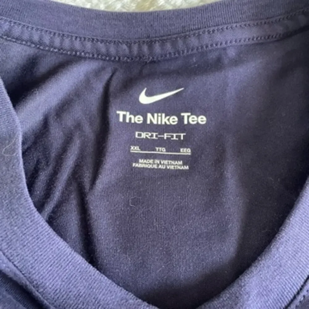 NWOT Nike Basketball Dripping Logo Short Sleeve, Size XXL